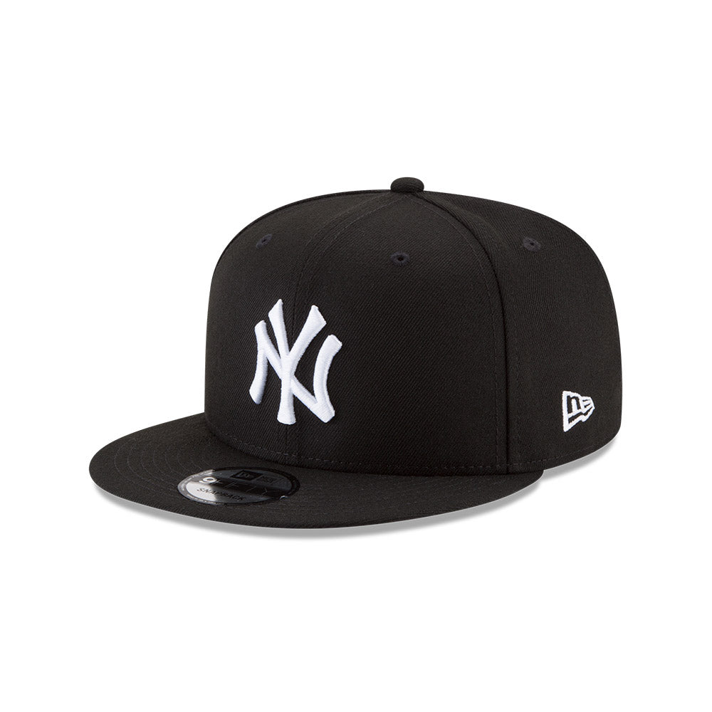New York Yankees New Era Black/White 9FIFTY Snapback Hat product image 1, provided for visual reference and product detail