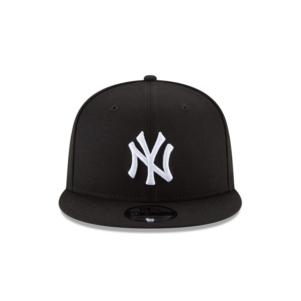 New York Yankees New Era Black/White 9FIFTY Snapback Hat product image 2, provided for visual reference and product detail