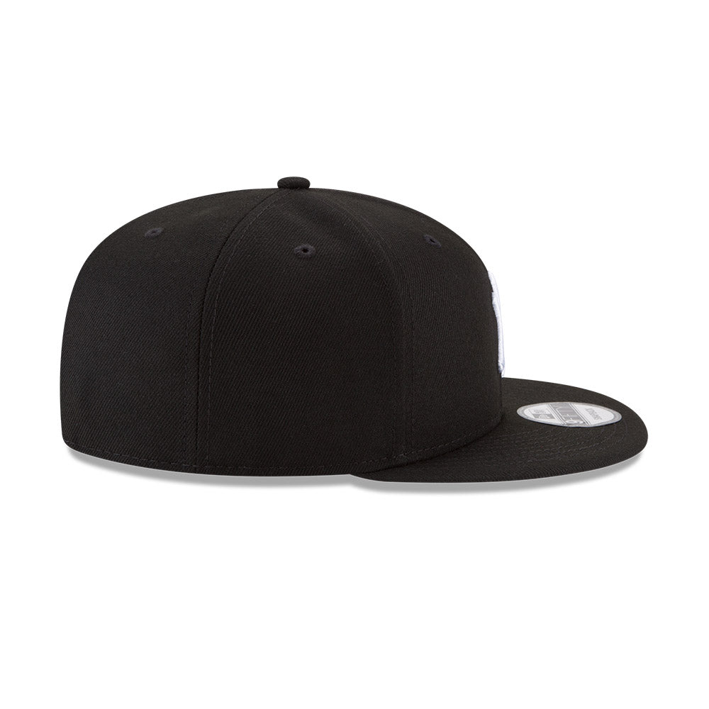 New York Yankees New Era Black/White 9FIFTY Snapback Hat product image 5, provided for visual reference and product detail
