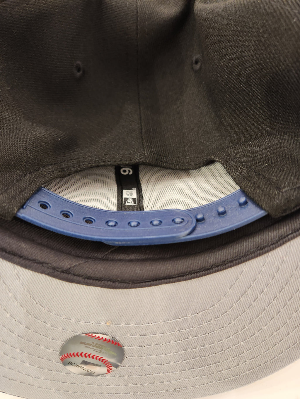 MLB Batterman Logo New Era Men Black 9Fifty Basic Snapback product image 6, provided for visual reference and product detail